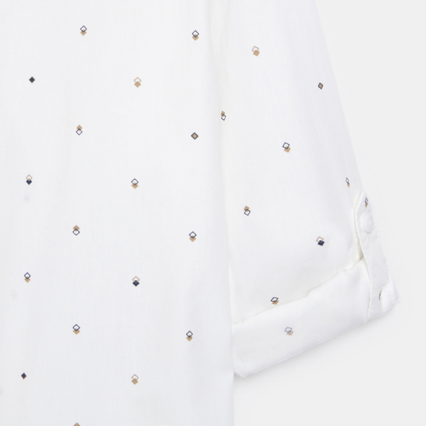 قميص بنقوش صغيرة مطبوعة، أبيض اللون للأولاد